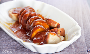 Absatzschlager bei VW: Die Currywurst (Bild: Canva)