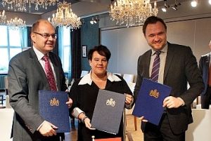 Bundeslandwirtschaftsminister Schmidt und seine Amtskollegen Sharon Dijksma und Dan Jørgensen nach der Unterzeichnung der Gemeinsamen Erklärung, Quelle: Dutch Ministry of Economic Affairs