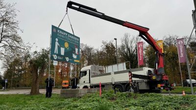 Am Montag wurden erste Großflächenplakate aufgestellt ©HMLU