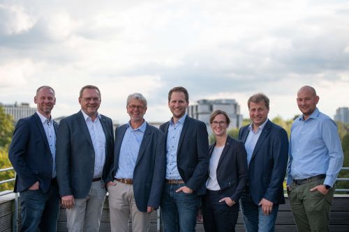 Freuen sich über einen erfolgreichen Start der AGRAVIS Nutztier GmbH (v. li.): Matthias Kutsche (Leiter Geschäftsfeld Rind), Bernhard Walgern (Leiter Geschäftsfeld Schwein), Bernd Schmitz (Geschäftsführer), Valentin Schulze Spüntrup (Leiter Geschäftsfeld Geflügel), Dr. Jana Denißen (Leiterin Geschäftsfeld Zentrales Produktmanagement und Marketing), Dieter Jürgens (Leiter Geschäftsfeld B2B, International, Online) und Andreas Bußmann-Dopp (Leiter Geschäftsfeld Einkauf und Abwicklung).