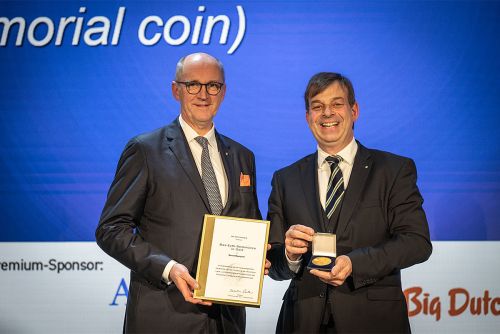 Bernd Meerpohl (l.) wurde vom DLG-Vorstand mit der Max-Eyth-Denkmünze in Gold geehrt. DLG-Präsident Hubertus Paetow übergab Medaille und Urkunde